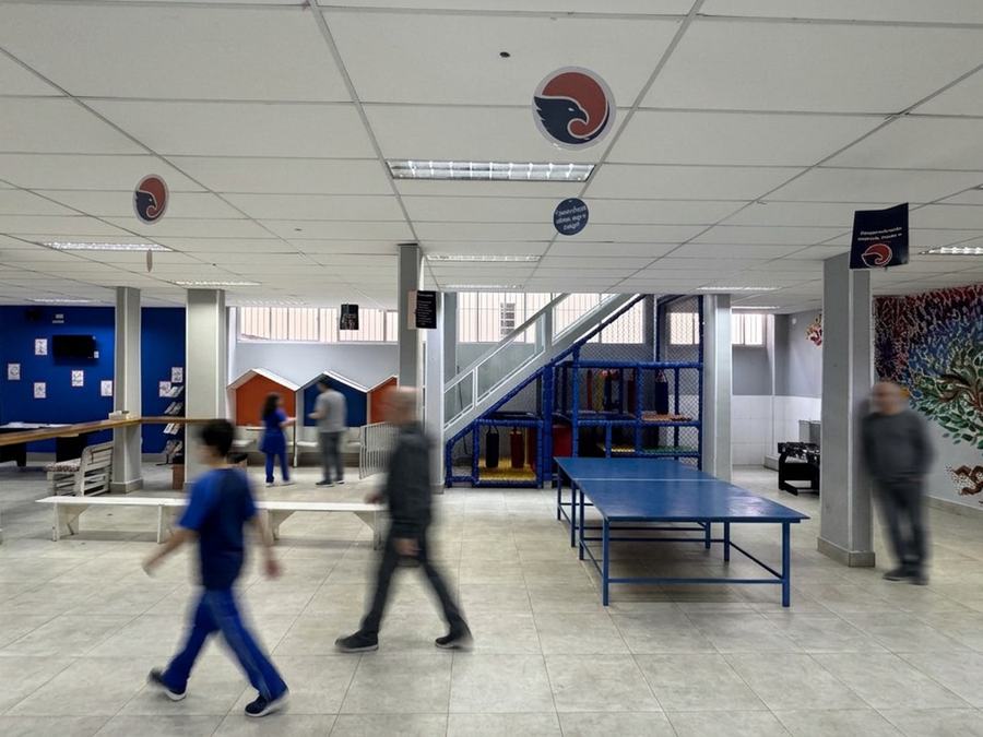 Pátio coberto do Colégio EAG, com estudantes atravessando