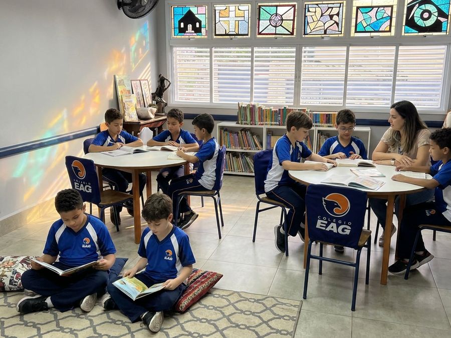 Sala de aula dos Anos Iniciais do Colégio EAG, com estudantes em atividade